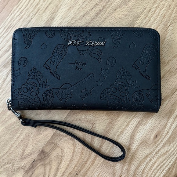 Betsy Johnson Black Zip Wallet with Handle Cowboy Skulls Horseshoe Rodeo - Picture 1 of 7